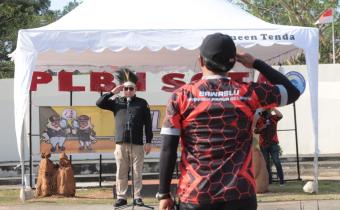 Plh. Ketua Bawaslu Herwyn JH Malonda (kiri) memberikan hormat dalam Apel Siaga Pengawasan di distrik Sota, Kabupaten Merauke, Provinsi Papua Selatan, Jumat (4/10/2024).