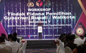 Anggota Bawaslu Puadi saat membuka workshop Tindak Pidana Pemilihan Gubernur, Bupati/Walikota Tingkat Wilayah Kabupaten/Kota Gelombang V di Jakarta, Senin malam, (14/10/2024).