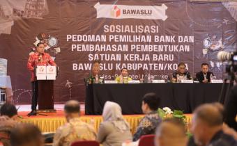 Anggota Bawaslu Herwyn JH Malonda saat membuka Sosialisasi Pemilihan Bank dan Pembahasan Pembentukan Satuan Kerja Baru Bawaslu Kabupaten/Kota, Kamis (3/10/2024).