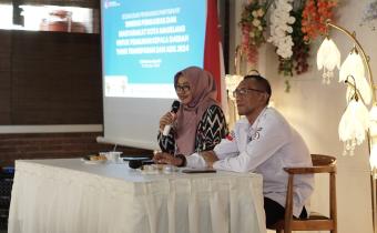 Anggota Bawaslu Kota Magelang Sylvia Ayu menjadi narasumber dalam acara Sosialisasi Pengawasan Partisipatif dengan tema “Sinergi Pengawas dan Masyarakat Kota Magelang Untuk Pemilihan Kepala Daerah yang Transparan dan Adil 2024”, Rabu (16/10/2024) di RM Keboen Semilir, Kota Magelang.