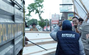 Anggota Bawaslu Kota Magelang Sylvia Ayu bersama jajaran Satpol PP Kota Magelang melakukan sterilisasi kawasan Jl. Gatot Subroto, Kamis (24/10/2024).