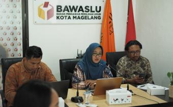 Anggota Bawaslu Kota Magelang Sylvia Ayu ketika menyampaikan materi kepada Tim Pemenangan dan LO Calon Wali Kota Magelang dan Wakil Wali Kota Magelang, Rabu (2/10/2024)