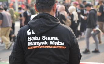 Bawaslu mengajak warga yang berolahraga di Kawasan car free day (CFD) Jakarta untuk ikut mengawasi Pemilihan 2024 Jakarta, Minggu (22/9/2024). Pasalnya, sebentar lagi Pemilihan 2024 akan memasuki tahapan kampanye pada 25 September 2024, sedangkan hari ini merupakan penetapan pasangan calon (paslon) kepala daerah di seluruh Indonesia.