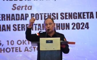 Anggota Bawaslu Totok Hariyono berikan arahan di depan ratusan pengawas pemilu adhoc Se-Kabupaten Madiun, di Jawa Timur, Kamis (10/10/2024).