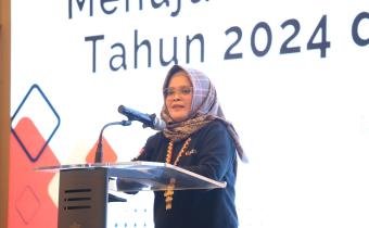 Anggota Bawaslu Lolly Suhenty dalam Workshop Pengawasan Partisipatif Menuju Sukses Pemilihan Serentak Tahun 2024 di Provinsi Lampung, Selasa malam (15/10/2024). Foto: Publikasi dan Pemberitaan Bawaslu RI