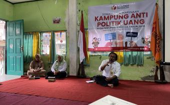 Anggota Bawaslu Kota Magelang Abdul Qohir Zakaria ketika memberikan pembinaan kepada warga sidotopo RW 10,  Jum'at(18/10/2024).