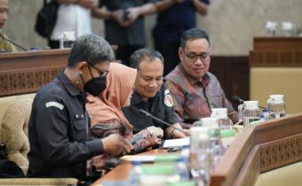 Kiri ke kanan: Kepala Biro Hukum dan Humas Bawaslu Agung Bagus Gede Bhayu Indraatmaja, Anggota Bawaslu Lolly Suhenty, Sekretaris Jenderal Bawaslu Icsan Fuady, Anggota Bawaslu Herwyn JH Malonda