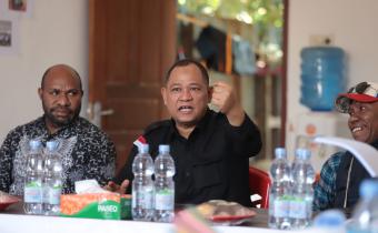 Anggota Bawaslu Totok saat memberikan arahan di Distrik Semangga, Kabupaten Merauke, Sabtu (5/10/2024)