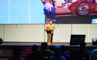 Anggota Bawaslu Herwyn JH Malonda saat membuka Rapat Finalisasi Penyusunan Buku Saku Pengawas Pemilihan Ad Hoc, di Kota Sorong, Papua Barat, Sabtu (5/10/2024).