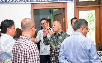 Anggota Bawaslu Totok Hariyono saat melakukan supervisi di Kantor Sekretariat Bawaslu Kabupaten Karawang, Rabu (16/10/2024).