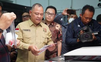 Anggota Bawaslu Totok Hariyono (berbaju cokelat) saat mengawasi proses pencetakan surat suara Pemilihan 2024 di Surabaya, Kamis (17/10/2024)
