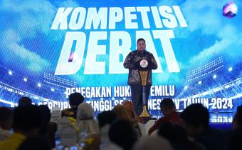 Ketua Bawaslu Rahmat Bagja memberikan sambutan dalam Kompetisi Debat Penegakkan Hukum Pemilu tahun 2024 di Jakarta, Sabtu malam, (19/10/2024)/foto: Publikasi dan Pemberitaan Bawaslu
