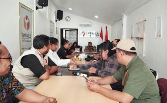 Ketua Bawaslu Kota Magelang memberikan arahan kepada Panwascam dalam rapat koordinasi di Ruang Rapat Sekretariat Bawaslu Kota Magelang, Selasa (22/10/2024).