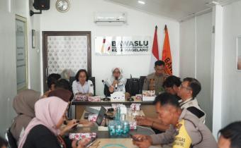 Anggota Bawaslu Kota Magelang Sylvia Ayu Paramita membuka serta memimpin rapat koordinasi penertiban APK yang diselenggarakan di Ruang Rapat Sekretariat Bawaslu Kota Magelang, Senin (28/10/2024).