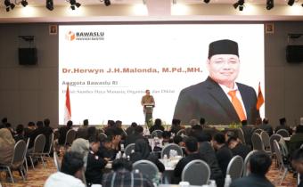 Anggota Bawaslu Herwyn JH Malonda memberikan arahan dalam Rapat Evaluasi Rekrutmen Pengawas Ad-Hoc pada Pemilu 2024 dan Sosialisasi Rekrutmen PTPS Pemilihan 2024 di Banten, Selasa (17/9/2024)/foto: Publikasi dan Pemberitaan Bawaslu