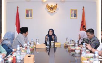 Anggota Bawaslu Lolly Suhenty (tengah) berdiskusi dengan perwakilan JPPR di Kantor Bawaslu, Jakarta, Rabu (9/10/2024)/foto: Publikasi dan Pemberitaan Bawaslu.