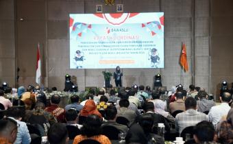 Anggota Bawaslu Lolly Suhenty dalam Rapat Koordinasi (Rakor) Pencegahan Pelanggaran dan Persiapan Pengawasan Pemungutan dan Perhitungan Suara Pemilihan Gubernur dan Wakil Gubernur, Bupati dan Wakil Bupati, Serta Walikota dan Wakil Walikota Tahun 2024 di Tangerang, Senin (11/11/2024).