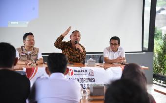 Anggota Bawaslu Totok Hariyono saat memberikan arahan kepada jajaran pengawas pemilu se-Provinsi Banten di Kabupaten Tangerang, Jumat (25/10/2024).