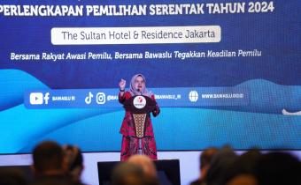 Anggota Bawaslu Lolly Suhenty memberikan arahan dalam penutupan Konsolnas Kelembagaan Pengawas Pemilihan dalam Pelaksanaan Pengawasan Tahapan Kampanye dan Dana Kampanye, serta Pengadaan dan Pendistribusian Perlengkapan Pemilihan Serentak 2024 di Jakarta, Rabu (30/10/2024)/foto: Publikasi dan Pemberitaan Bawaslu.