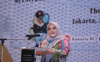 Anggota Bawaslu Lolly Suhenty memberikan arahan dalam Rapat Koordinasi Evaluasi Pengawasan Penyusunan Daftar Pemilih Tetap dan Penyusunan Kebijakan Pencegahan dan Pengawasan Tahapan Pemungutan dan Penghitungan Suara dalam Pemilihan Gubernur dan Wakil Gubernur, Bupati dan Wakil Bupati, serta Walikota dan Wakil Walikota, di Jakarta, Kamis (31/10/2024)/foto: Publikasi dan Pemberitaan Bawaslu.