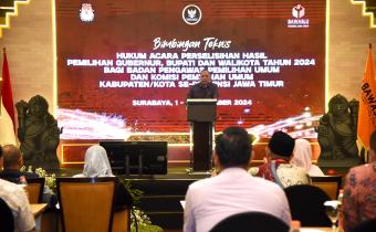 Anggota Bawaslu Totok Hariyono memberikan sambutan dalam kegiatan Bimbingan Teknis (Bimtek) Hukum Acara Perselisihan Hasil Pemilihan Gubernur, Bupati, dan Walikota Tahun 2024 di Surabaya, Minggu (3/11/2024)/foto: Publikasi dan Pemberitaan Bawaslu.
