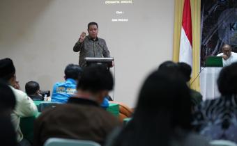 Anggota Bawaslu Herwyn JH Malonda memberikan sambutan dalam Rombong Kalua' Mengintegrasikan Nilai-Nilai Kearifan Lokal dalam Pemilihan Menuju Pilkada Tana Toraja dan Toraja Utara yang damai dan Demokratis, di Toraja Utara, Selasa (12/11/2024)/foto: Publikasi dan Pemberitaan Bawaslu.