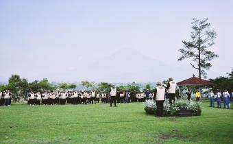Ketua Bawaslu Kota Magelang Maludin Taufiq memberikan arahan kepada peserta Apel Siaga Pemilihan Tahun 2024 di Lapangan Bakorwil II - Eks Karesidenan Kedu Kota Magelang, Kamis (07/11/2024)