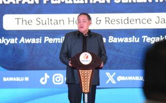 Anggota Bawaslu Herwyn JH Malonda saat memberi arahan peserta Konsolidasi Nasional Kelembagaan Pengawas Pemilihan Dalam Pelaksanaan Pengawasan Tahapan Kampanye dan Dana Kampanye Serta Pengadaan dan Pendistribusian Perlengkapan Pemilihan Serentak Tahun 2024, Selasa malam (29/10/2024).