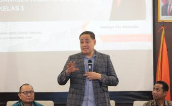 Anggota Bawaslu Herwyn JH Malonda saat membuka kegiatan Pelatihan Jurnalisme Bagi Bawaslu Kabupaten/Kota, Jumat (1/11/2024).