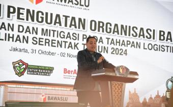 Anggota Bawaslu Herwyn JH Malonda saat membuka acara Rapat Koordinasi Penguatan Organisasi Bawaslu Dalam Pengawasan dan Mitigasi Pada Tahapan Logistik Pemilihan Serentak Tahun 2024 di Jakarta, Kamis malam (31/10/2024).