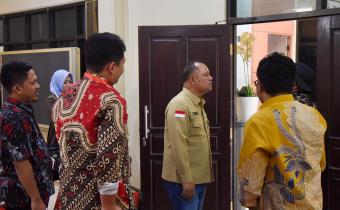 Anggota Bawaslu Totok Hariyono melakukan supervisi di Bawaslu Kota Surabaya, Jumat(1/11/2024).