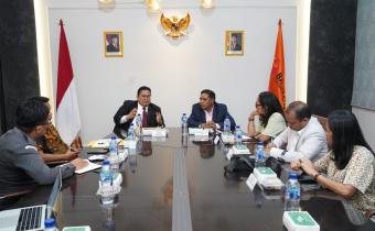 Ketua Bawaslu Rahmat Bagja (kiri berjas, berdasi merah) melakukan audiensi dengan etua CNE Timor Leste Jose Agostinho da Costa Belo Pereira (kanan berjas) di Kantor Bawaslu, Senin, (28/10/2024).