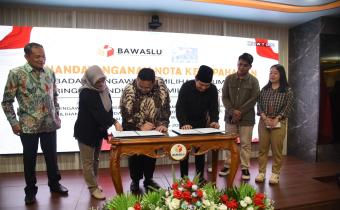 Ketua Bawaslu Rahmat Bagja (ketiga dari kiri) didampingi Anggota Bawaslu Lolly Suhenty (kedua dari kiri) dan Sekretaris Jenderal Bawaslu Ichsan Fuady (kiri) menandatangani MoU dengan empat masyarakat sipil di Kantor Bawaslu, Jakarta, Selasa (29/10/2024).