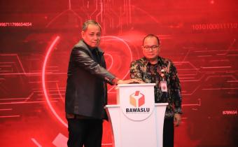 Anggota Bawaslu Herwyn JH Malonda (kiri) dan Kepala Pusat Penelitian, Pengembangan, Pendidikan dan Pelatihan Bawaslu Roy Maryuna Siagian meluncurkan Sistem Manajemen Publikasi Perpustakaan Digital Bawaslu dan Sosialisasi Account Pengajuan ISBN di Jakarta, Selasa (29/10/2024).