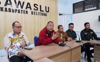 Anggota Bawaslu Totok Hariyono (dua dari kiri) di kantor Bawaslu Kabupaten Belitung, Selasa (5/11/2024).