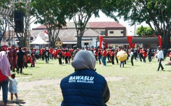 Anggota Bawaslu Kota Magelang Sylvia Ayu Mengawasi Kegiatan Kampanye Rapat Umum Paslon 02 Damar - Sri Harso di Alun-Alun Kota Magelang, Minggu (17/11/2024)