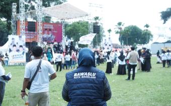 Anggota Bawaslu Kota Magelang Sylvia Ayu Mengawasi Kegiatan Kampanye Rapat Umum Paslon 01 Aziz - Mansyur di Alun-Alun Kota Magelang, Minggu (23/11/2024)