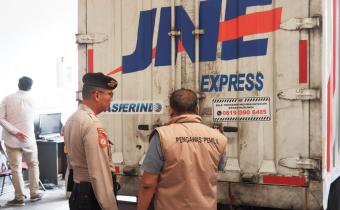 Ketua Bawaslu Kota Magelang Maludin Taufiq melakukan pengawasan pendistribusian logistik pemilihan tahun 2024 di Gudang Logistik KPU Kota Magelang, Senin (25/11/2024).