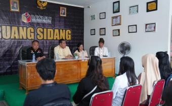 Anggota Bawaslu Herwyn JH Malonda saat menyapa para pengawas pemilu se-Kabupaten Tana Toraja di Sulawesi Selatan, Selasa (12/11/2024).