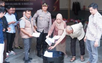 Ketua Bawaslu Kota Magelang Maludin Taufiq melakukan pengawasan pemusnahan sisa surat suara dan surat suara rusak di Gudang Logistik KPU Kota Magelang, Selasa (26/11/2024).