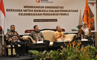 Bawaslu bersama Azis Subekti dalam acara