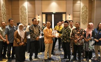 Pemberian Buku Oleh Bawaslu