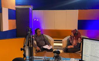 AQZ bersama host sedang melakukan Ngobrol Asyik Seputar Pemilu