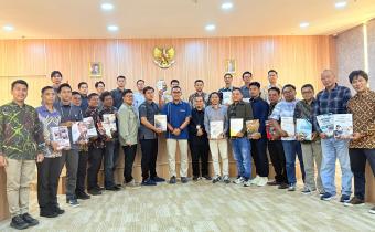 Bawaslu Kota Magelang menyerahkan Laporan Akhir 2025 kepada Bawaslu Provinsi Jawa Tengah